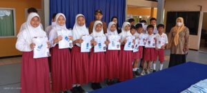 PENYALURAN PAKAIAN SERAGAM SEKOLAH MERAH PUTIH BAGI SISWA KURANG MAMPU